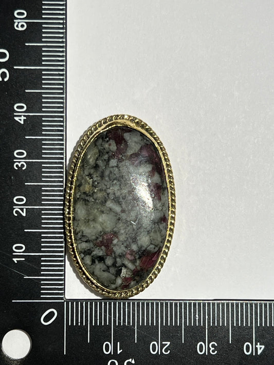 Eudialyte sertie doré n°D2 (4cm x 2,3cm) - Solyluna Macramé
