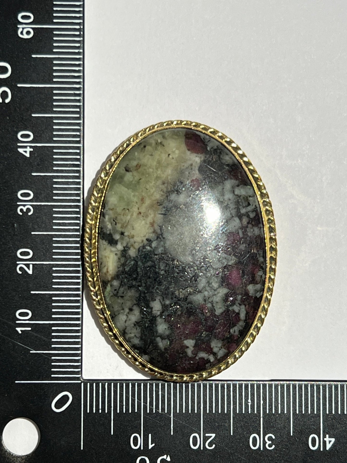 Eudialyte sertie doré n°D3 (4,3cm x 3,2cm) - Solyluna Macramé