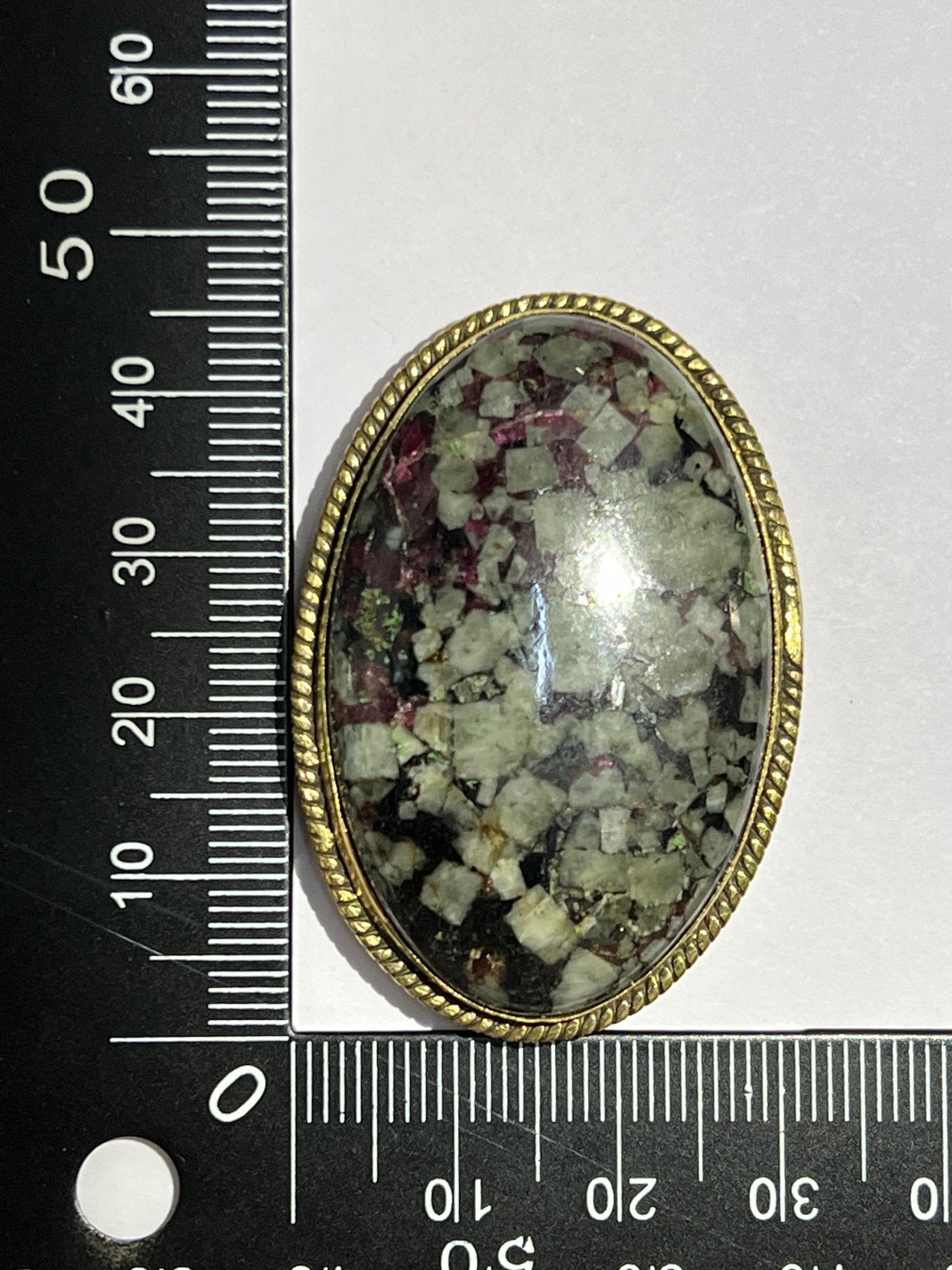 Eudialyte sertie doré n°D1 (4,5cm x 3,1cm) - Solyluna Macramé