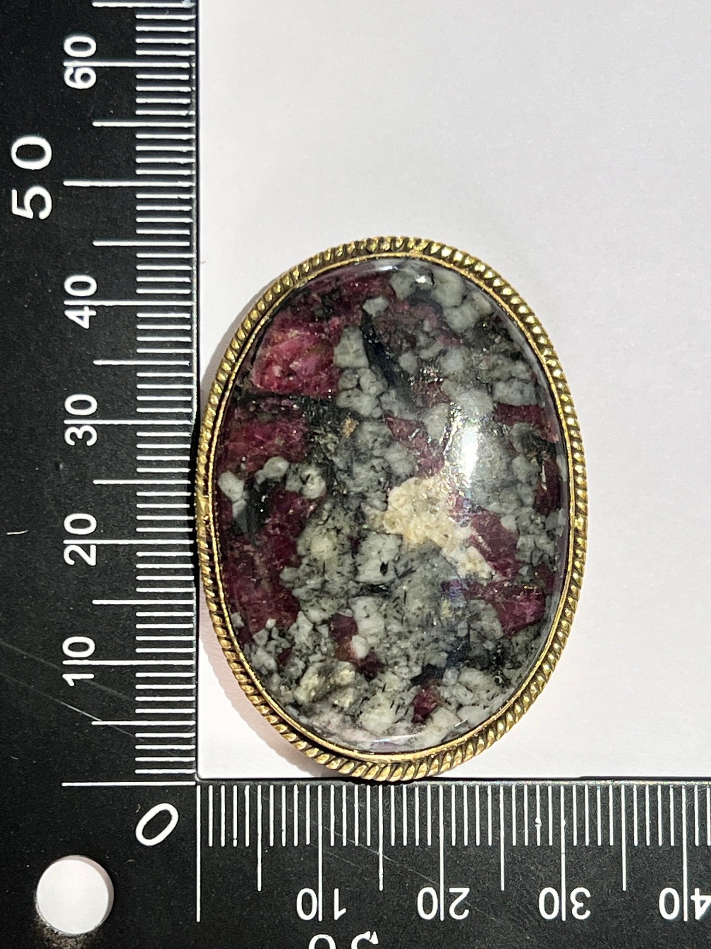Eudialyte sertie doré n°D4 (4,5cm x 3,2cm) - Solyluna Macramé