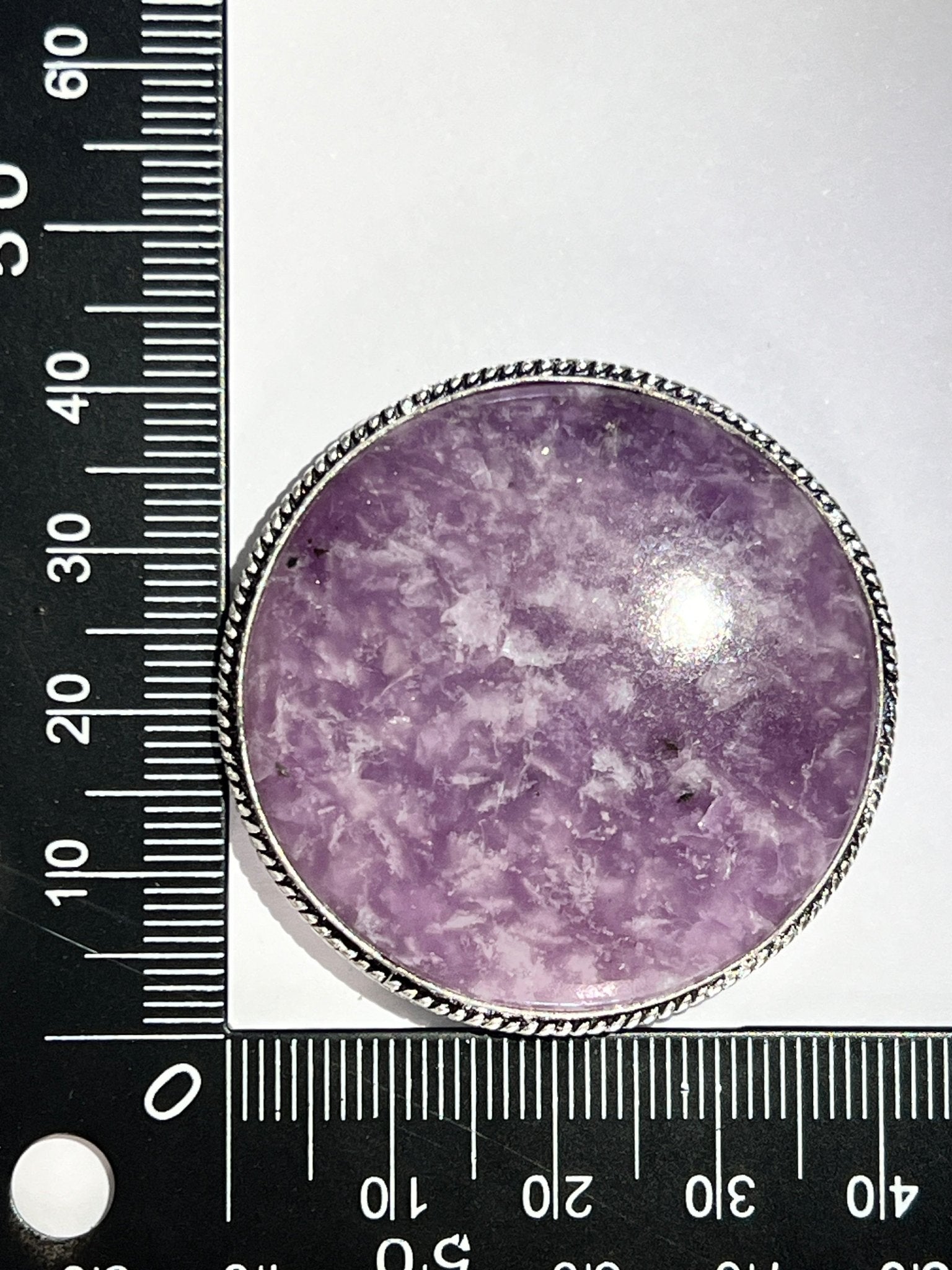 Lépidolite sertie argenté n°A5 (4,1cm de diamètre) - Solyluna Macramé