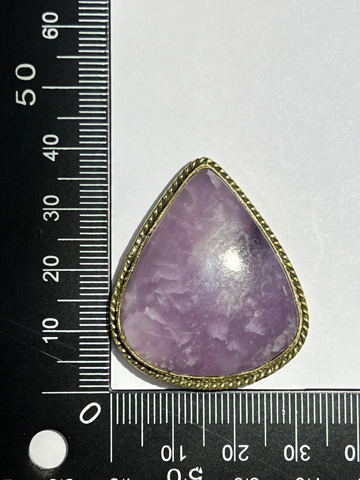 Lépidolite sertie doré n°D3 (3,9cm x 3,2cm) - Solyluna Macramé