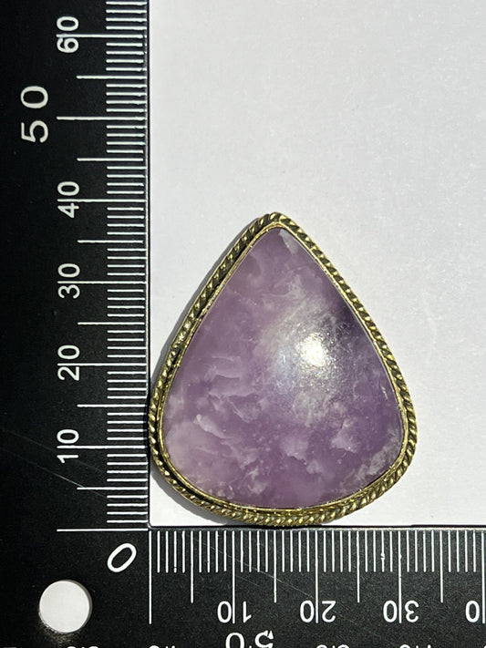 Lépidolite sertie doré n°D3 (3,9cm x 3,2cm) - Solyluna Macramé