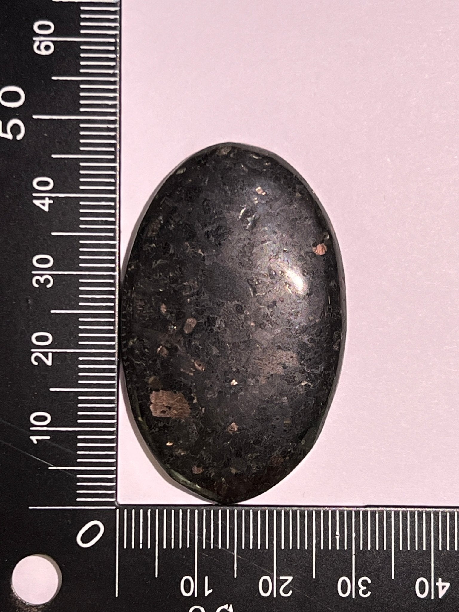 Nuummite n°1 (4,7cm x 2,9cm) - Solyluna Macramé