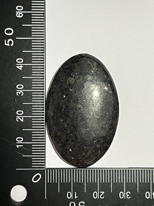 Nuummite n°4 (4,3cm x 2,2cm) - Solyluna Macramé