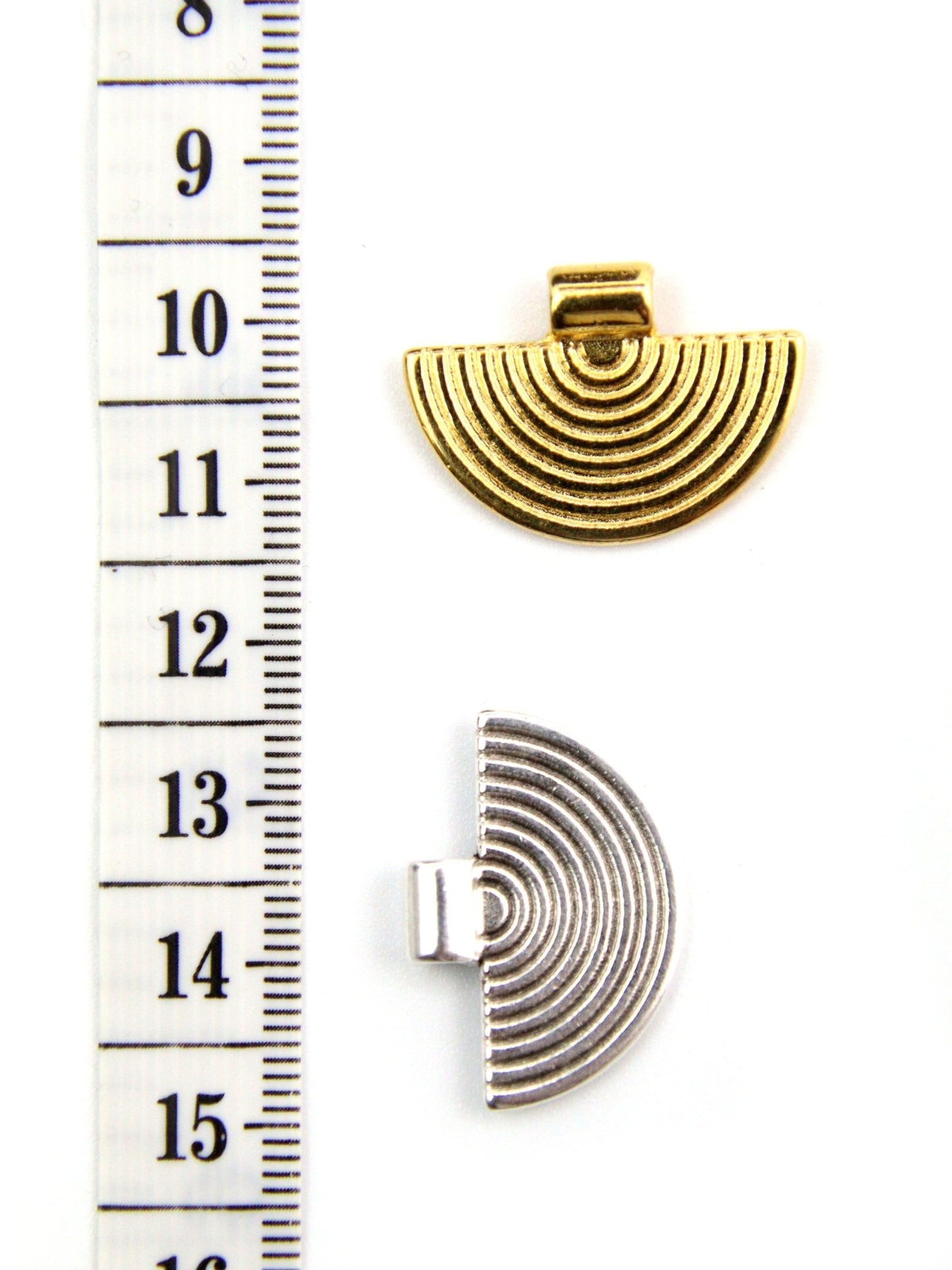 Pendentif demi - cercle en métal/zamak 26x18mm - Solyluna Macramé