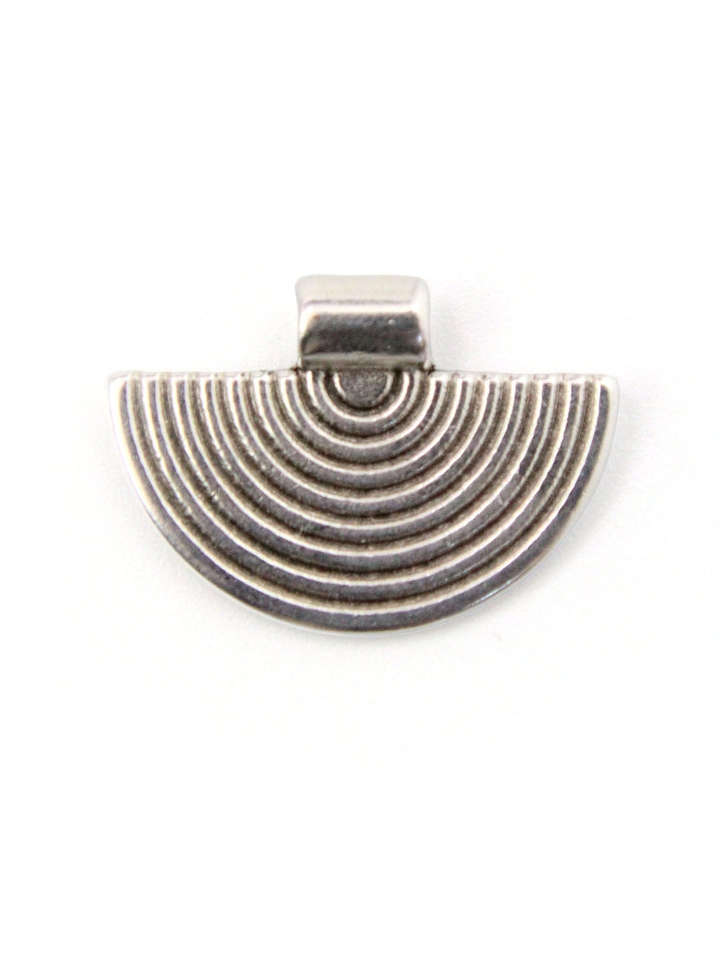 Pendentif demi - cercle en métal/zamak 26x18mm - Solyluna Macramé