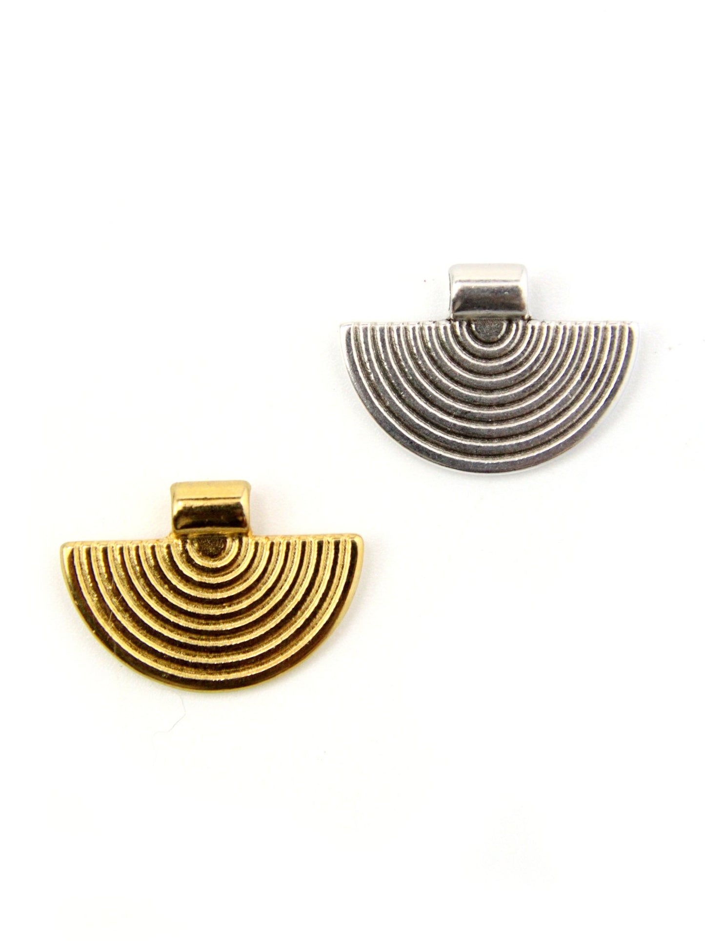 Pendentif demi - cercle en métal/zamak 26x18mm - Solyluna Macramé