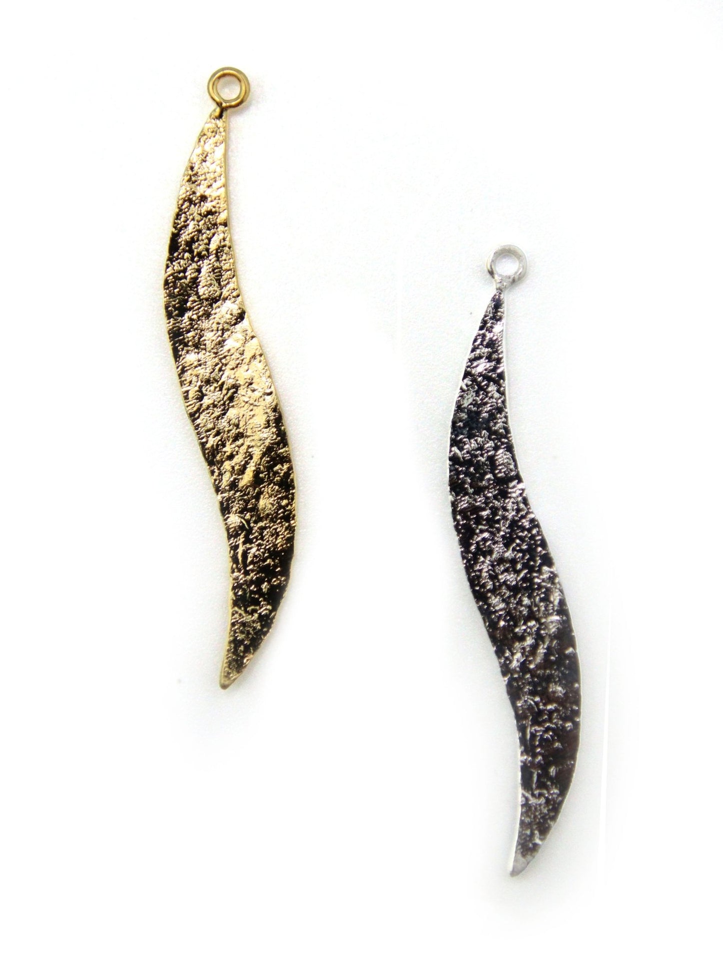 Pendentif Feuille Martelée Ondulée - Solyluna Macramé