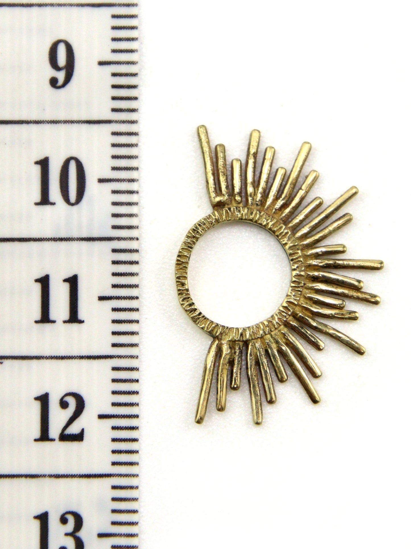 Pendentif soleil rayonnant laiton 25 mm - Solyluna Macramé
