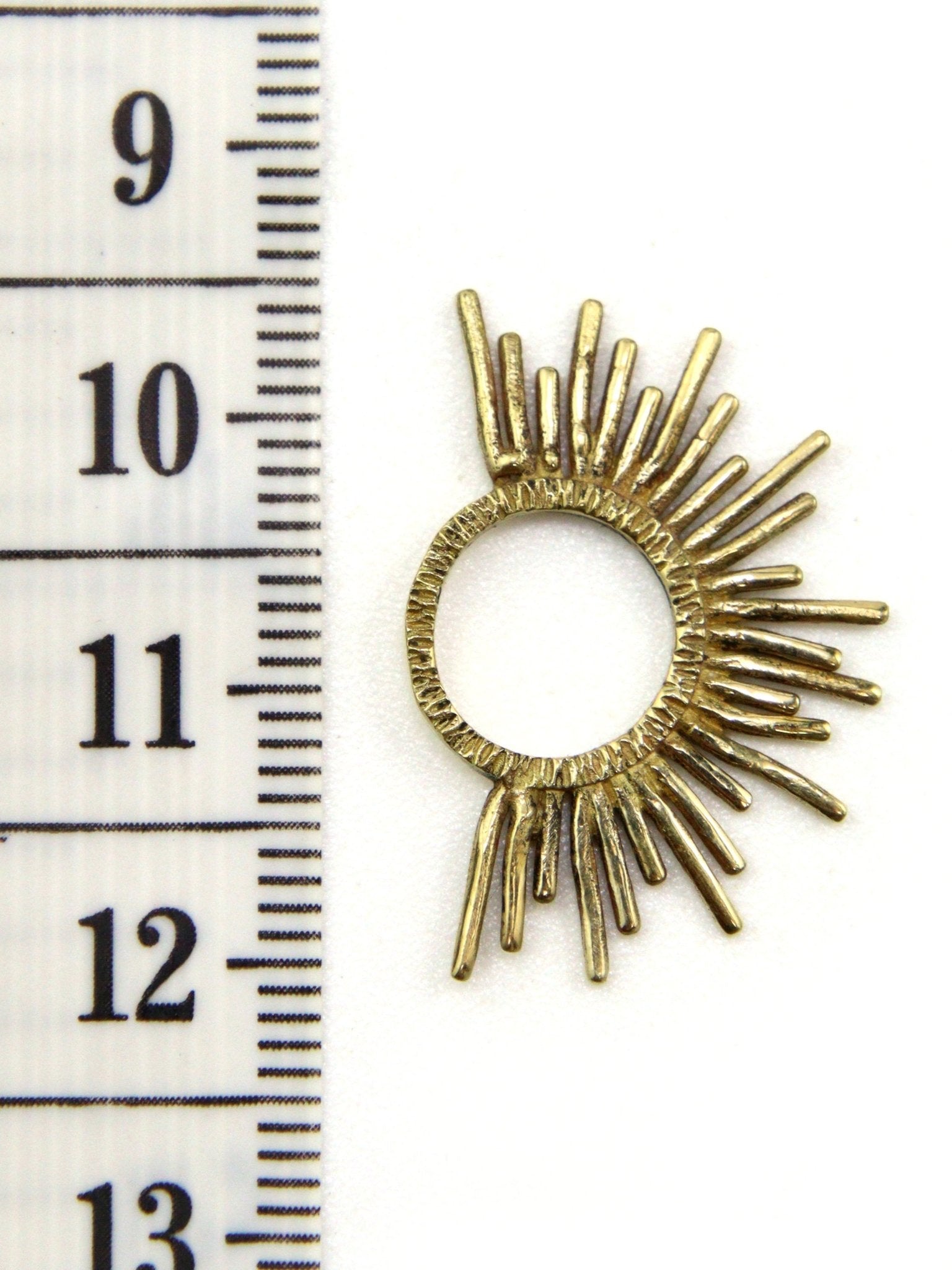 Pendentif soleil rayonnant laiton 25 mm - Solyluna Macramé