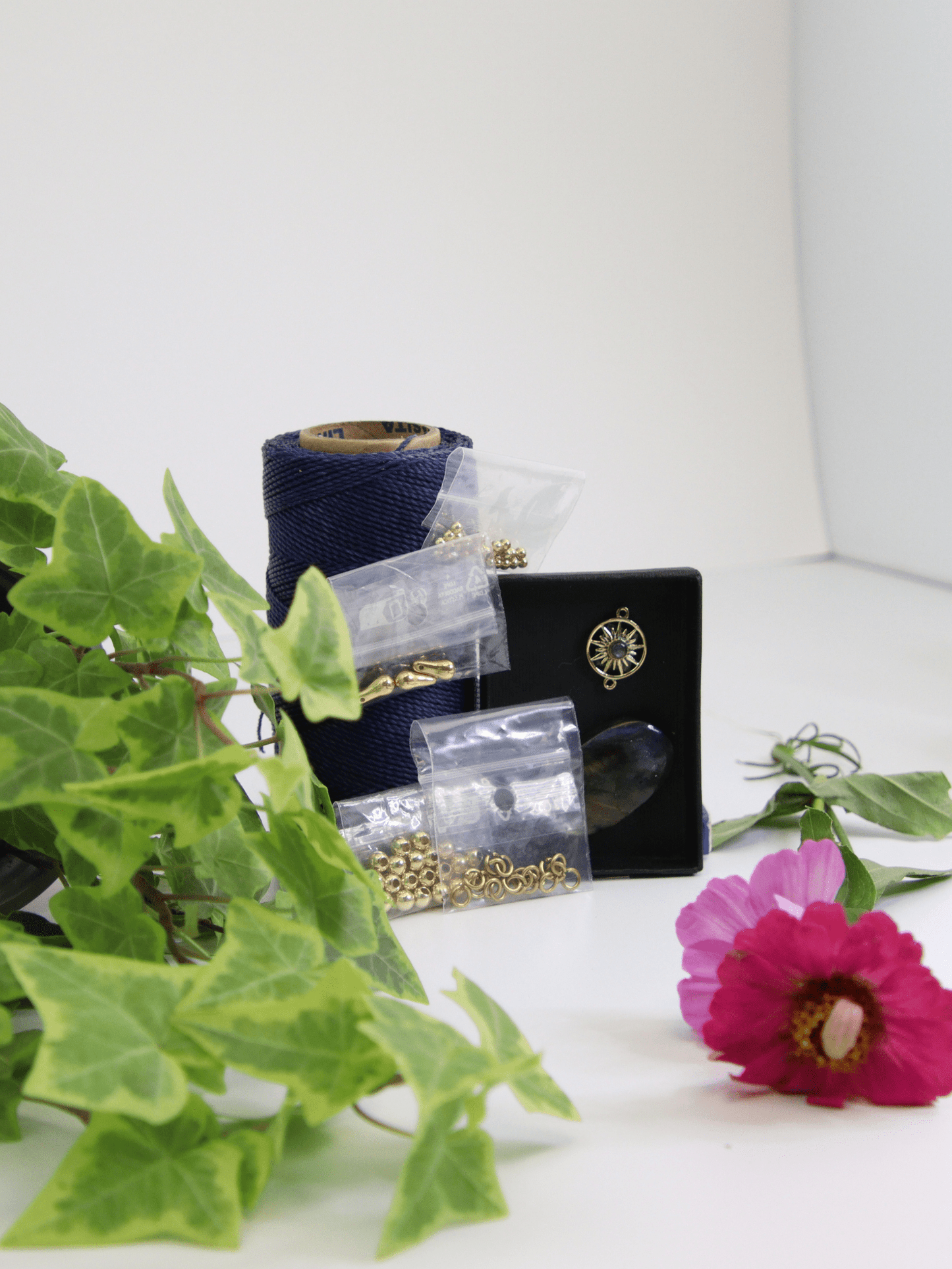 Pendentif Tisha - Le Livre Solyluna - Solyluna Macramé