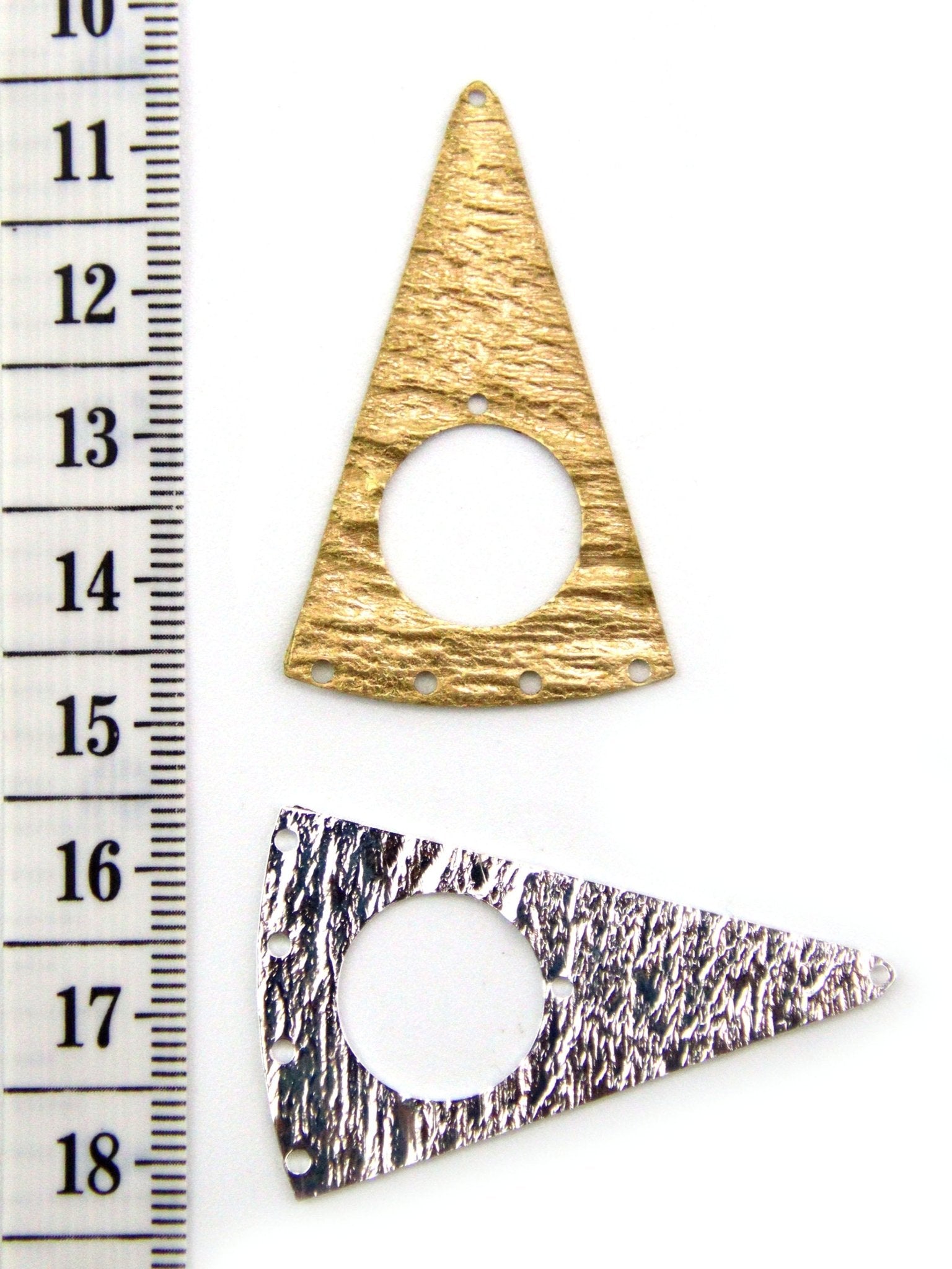 Pendentif Triangle Martelé Multi-Rangs Laiton Doré ou Argenté 44mm - Solyluna Macramé