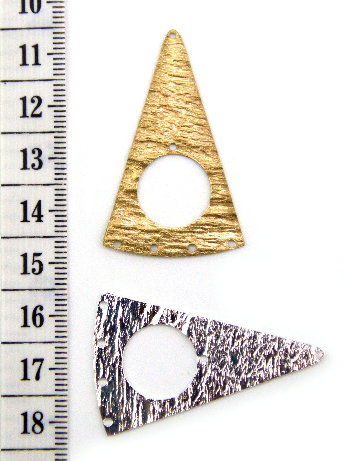 Pendentif Triangle Martelé Multi-Rangs Laiton Doré ou Argenté 44mm