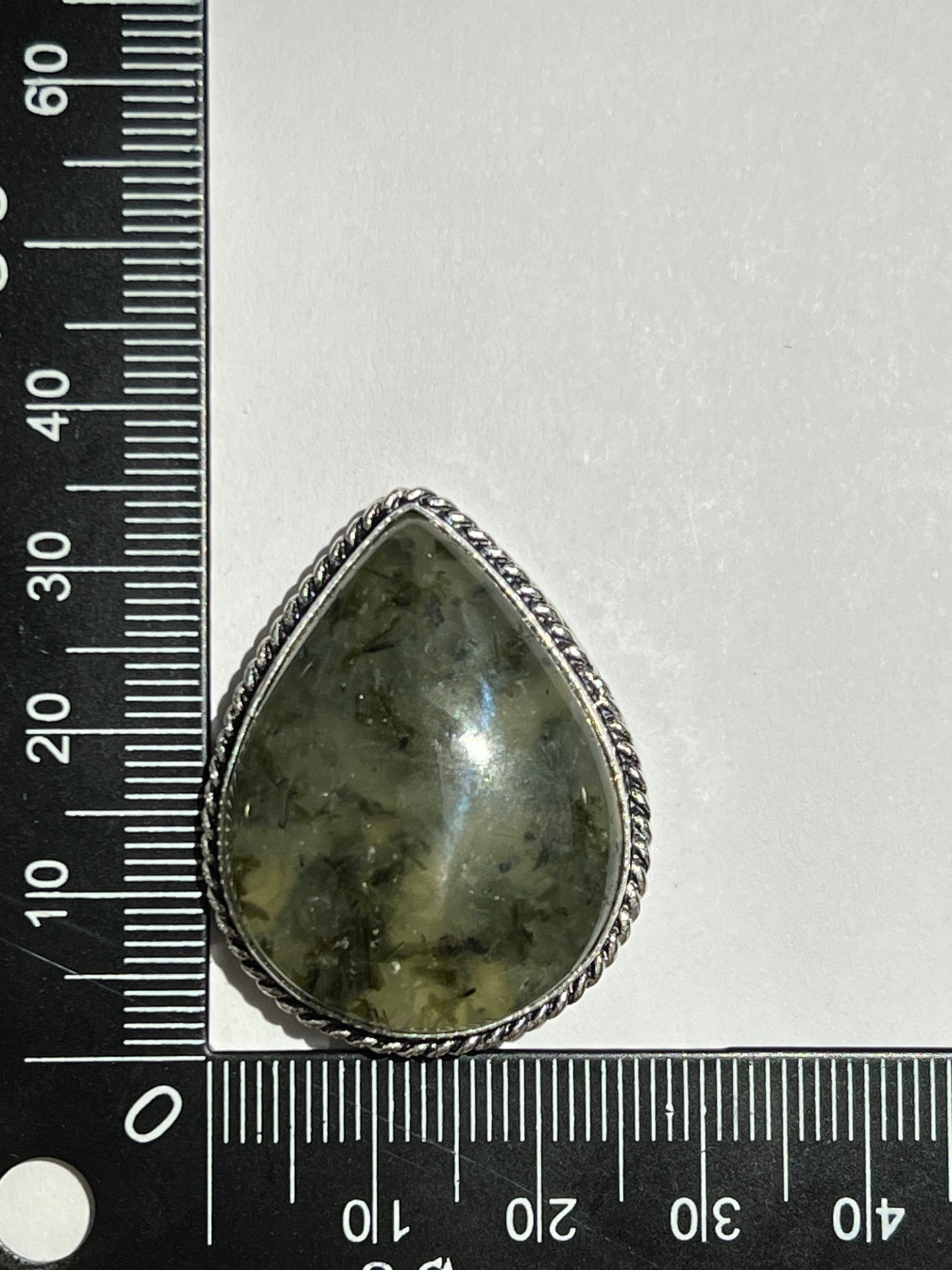 Préhnite Rutile sertie de laiton argenté n° A1 (3,5cm x 2,7 cm) - Solyluna Macramé