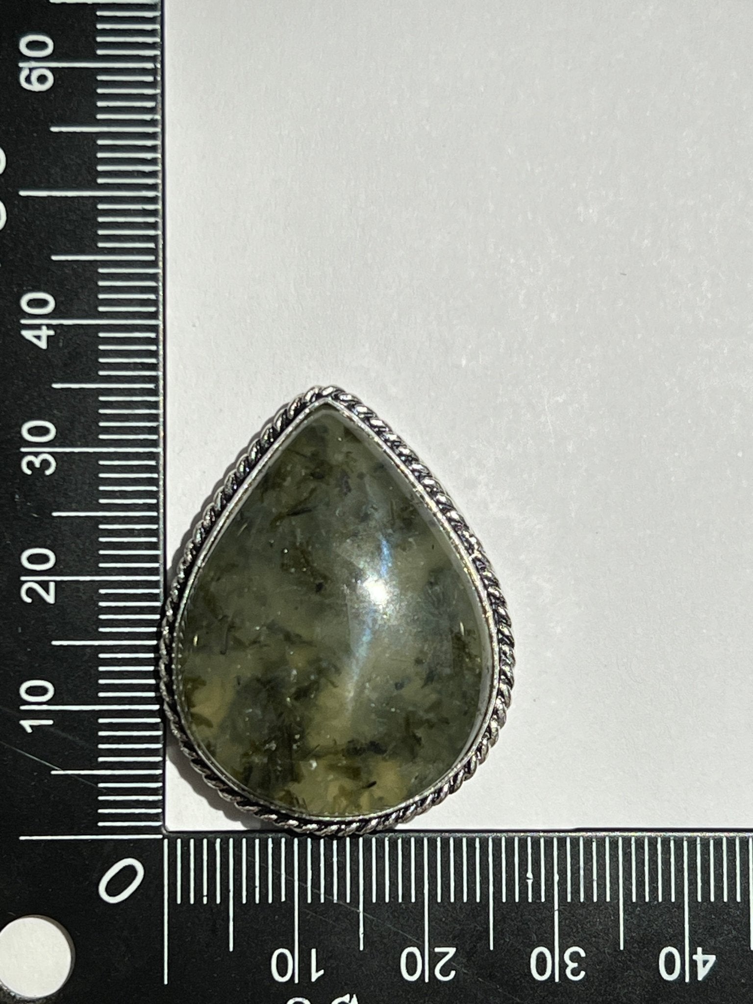Préhnite Rutile sertie de laiton argenté n° A1 (3,5cm x 2,7 cm) - Solyluna Macramé