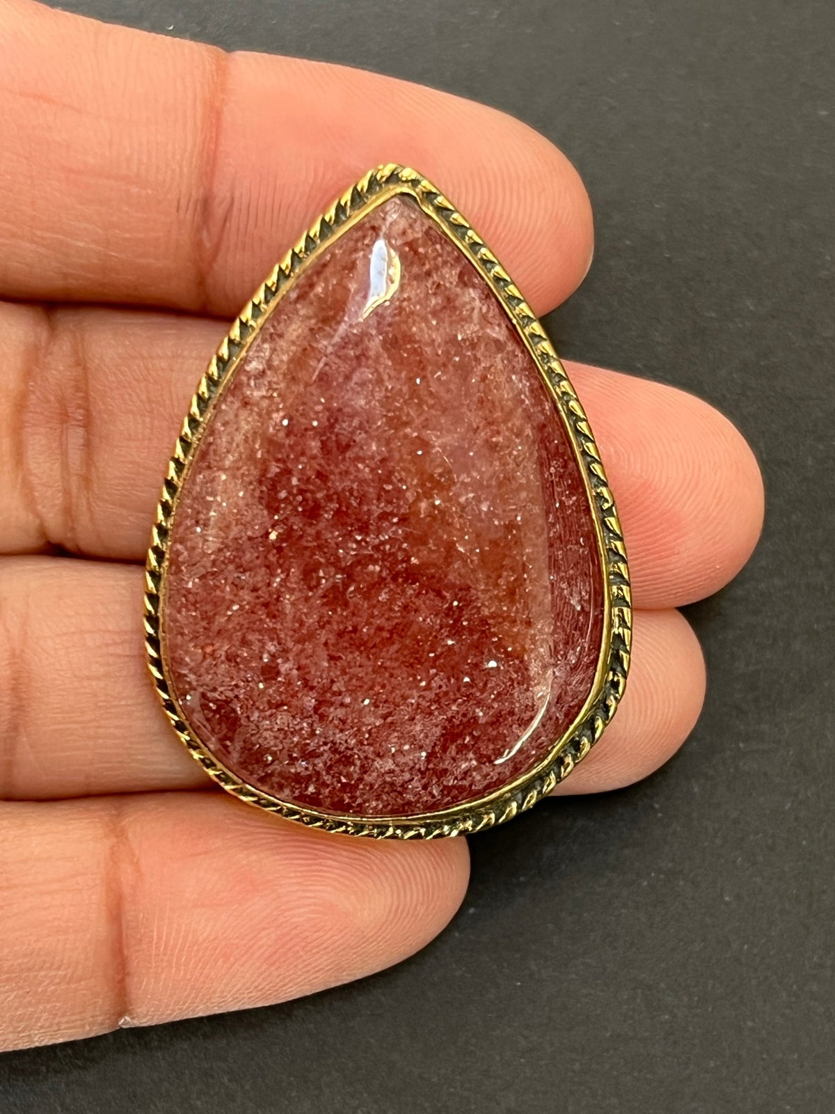 Quartz Fraise sertie doré n°D5 (4cm x 2,8cm) - Solyluna Macramé