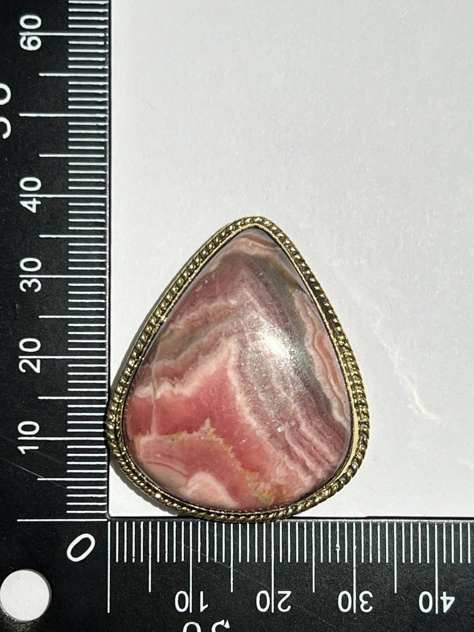 Rhodochrosite sertie doré n°D4 (3,7cm x 3,2cm) - Solyluna Macramé