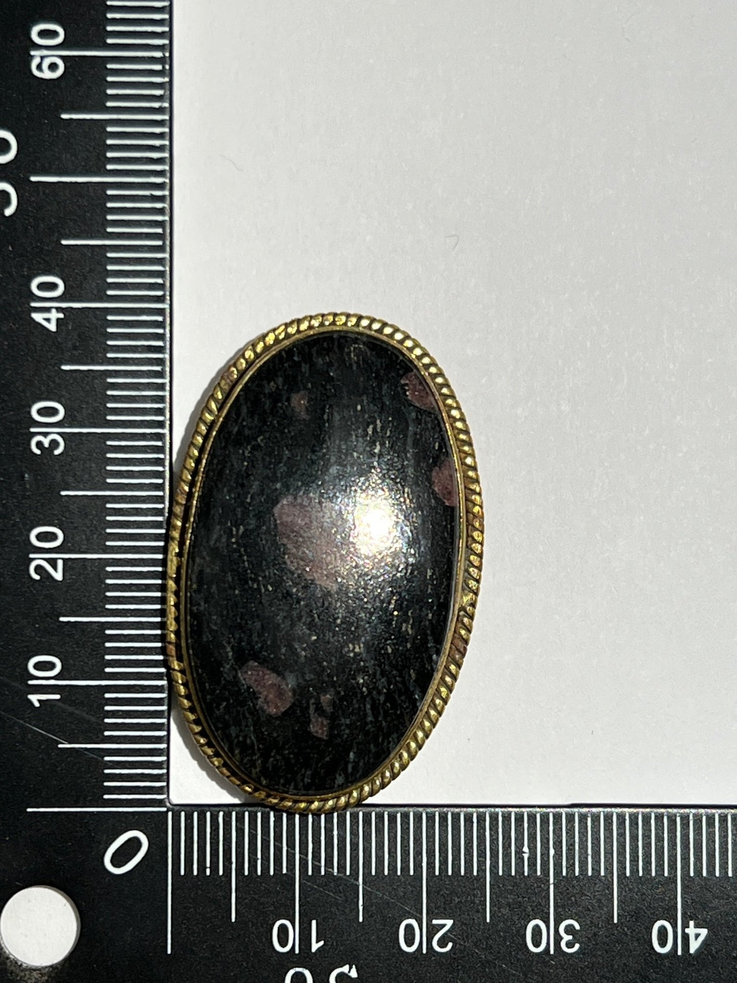 Rhodonite sertie doré n°D2 (3,9cm x 2,4cm) - Solyluna Macramé