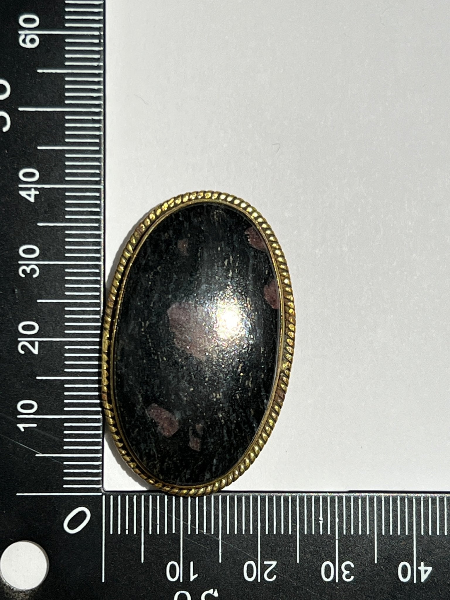 Rhodonite sertie doré n°D2 (3,9cm x 2,4cm) - Solyluna Macramé