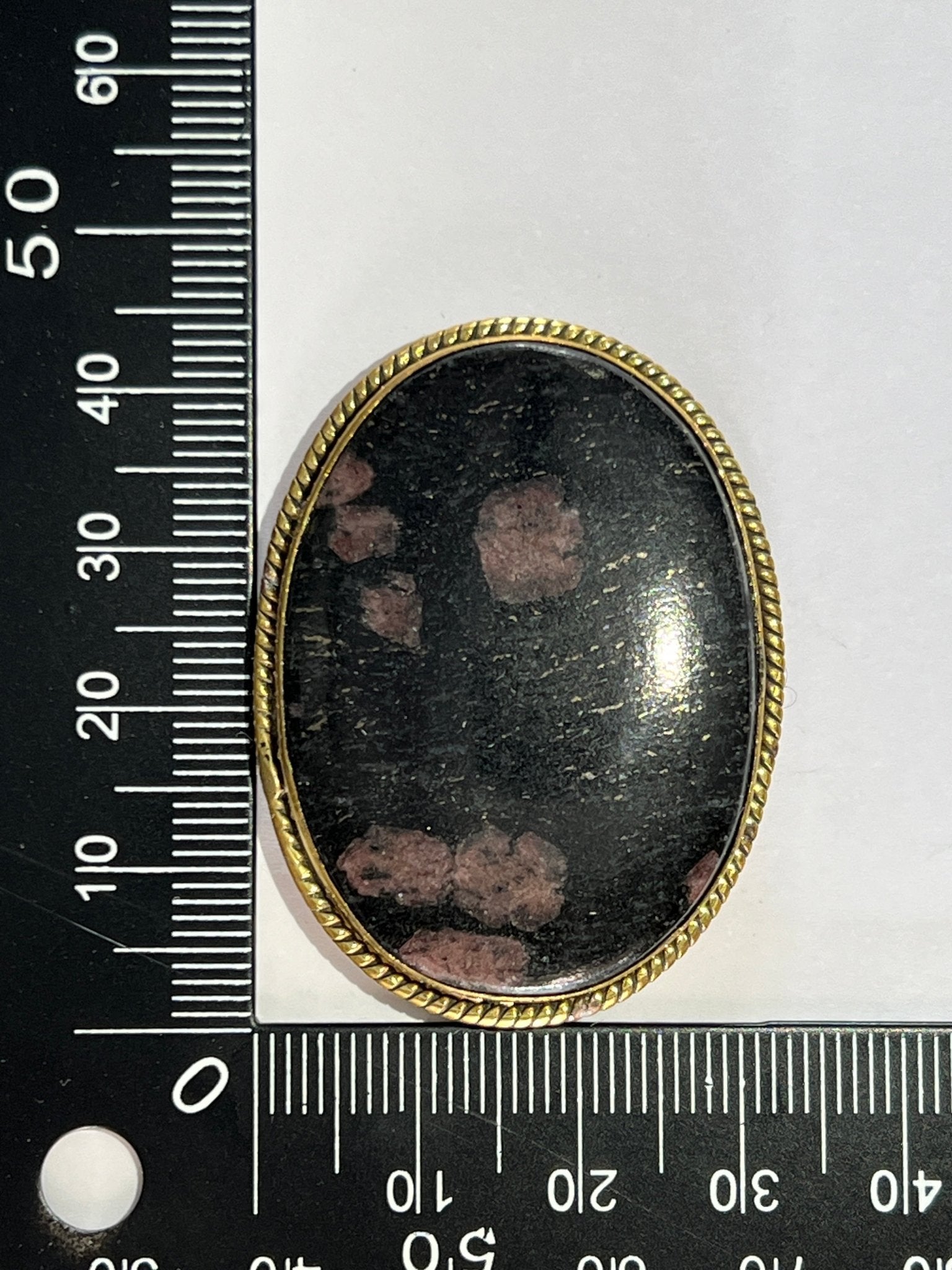 Rhodonite sertie doré n°D1 (4,4cm x 3,2cm) - Solyluna Macramé