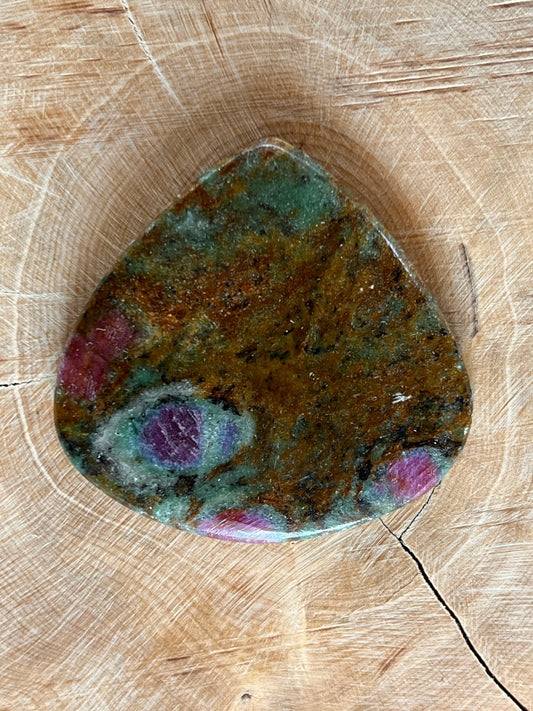 Rubis Fuschite n°2 (4,6cm x 4,4cm) - Solyluna Macramé