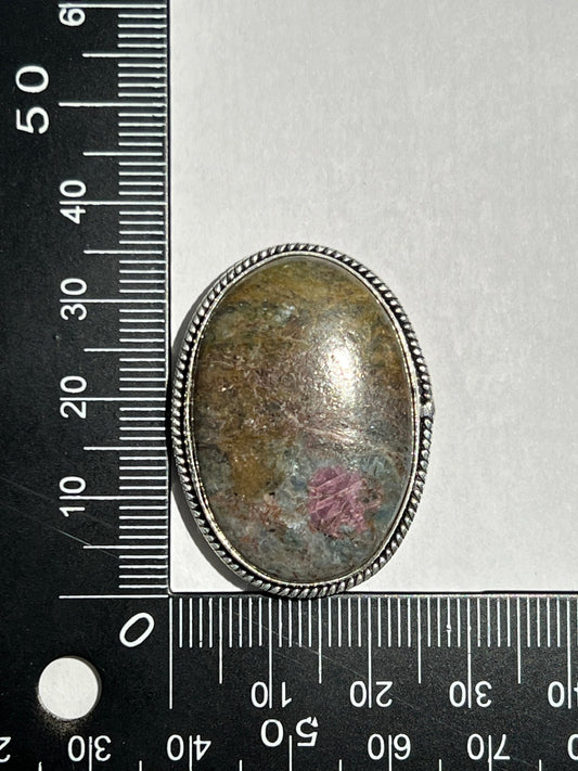 Rubis Fuschite sertie argenté n°A1 (3,5 cm x 2,6cm) - Solyluna Macramé