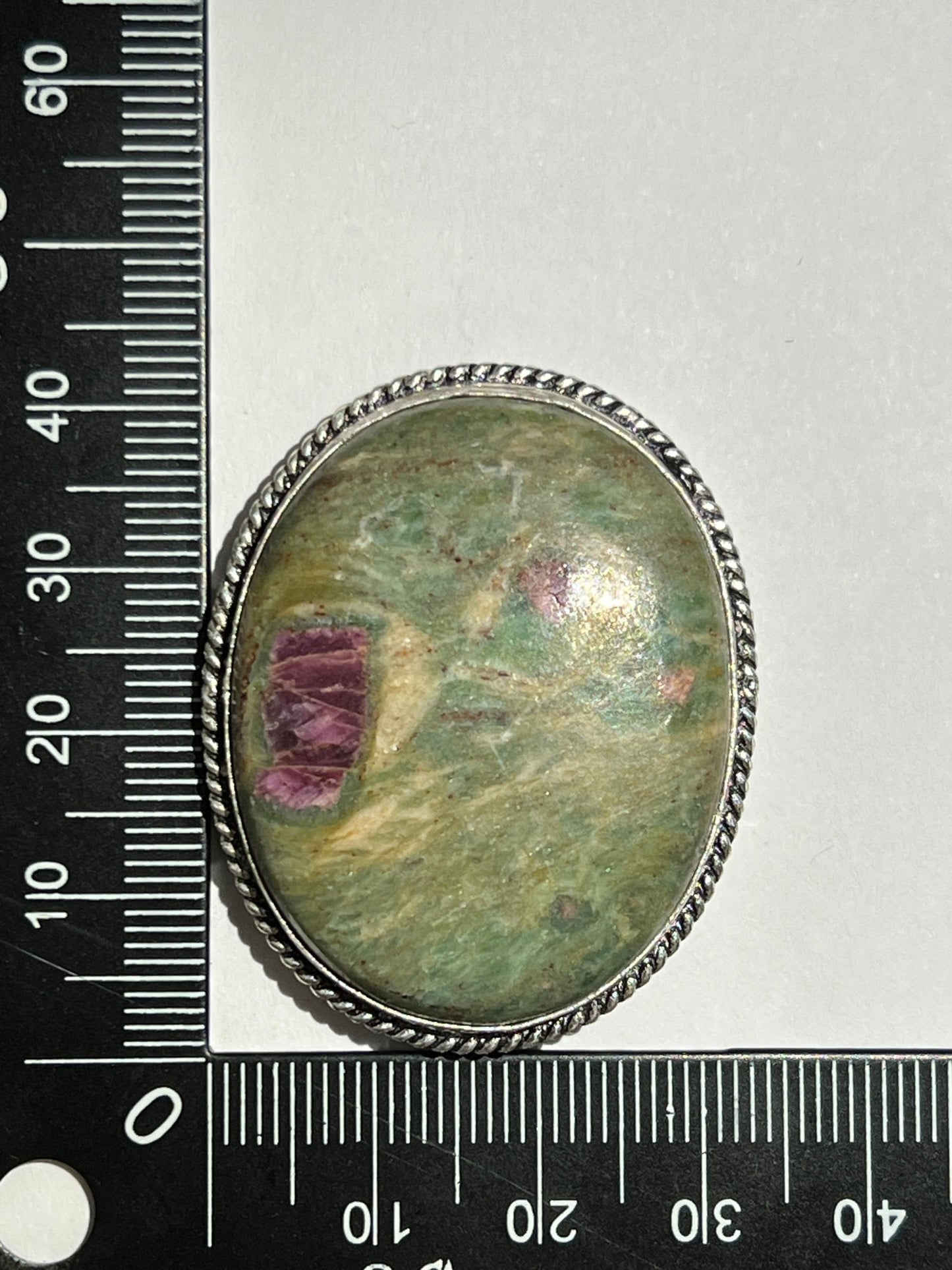 Rubis Fuschite sertie argenté n°A1 (4,1cm x 3,2cm) - Solyluna Macramé