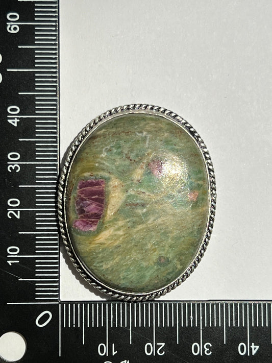 Rubis Fuschite sertie argenté n°A1 (4,1cm x 3,2cm) - Solyluna Macramé