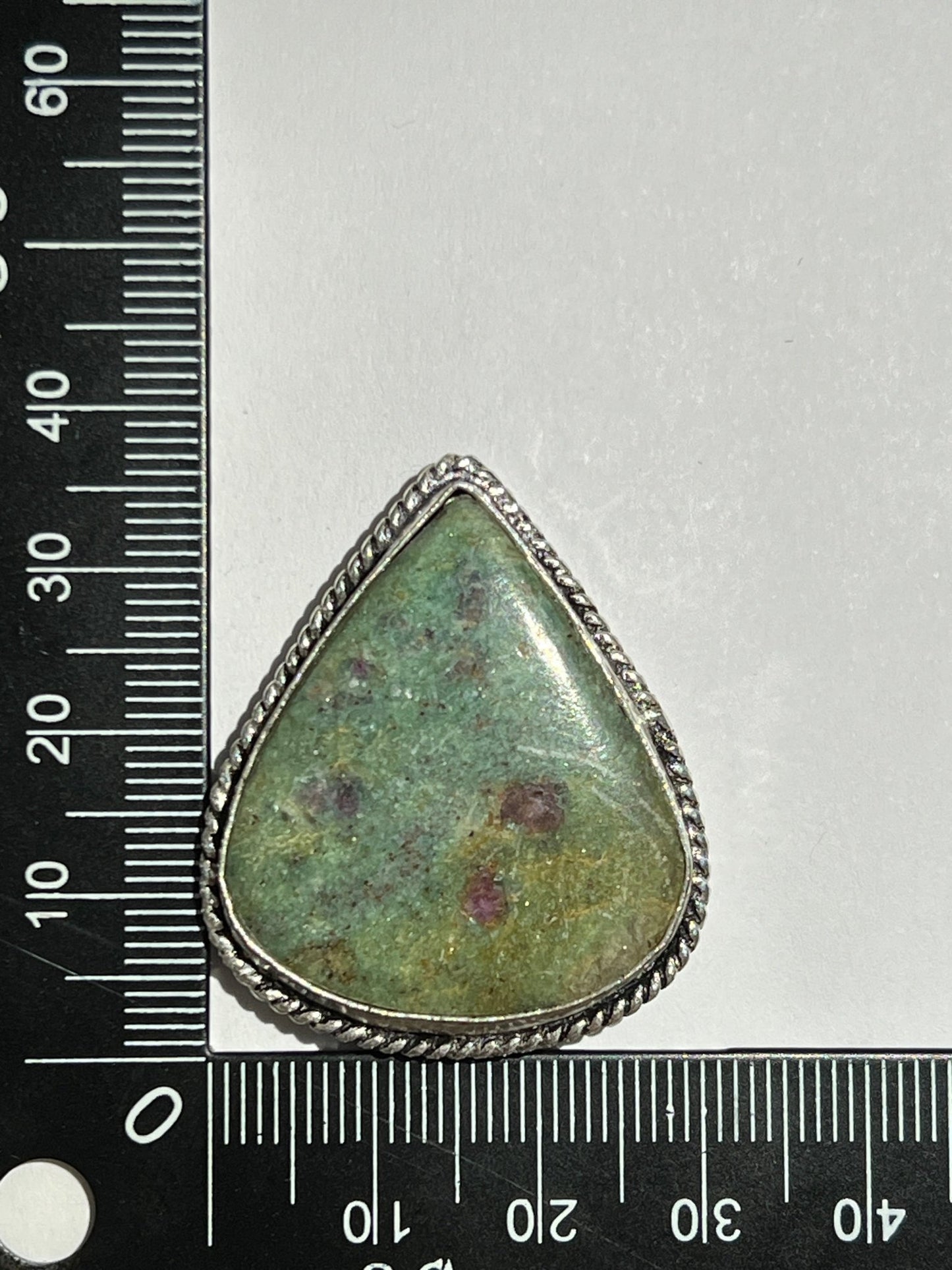 Rubis Fuschite sertie argenté n°A3 (3,6cm x 3,6cm) - Solyluna Macramé