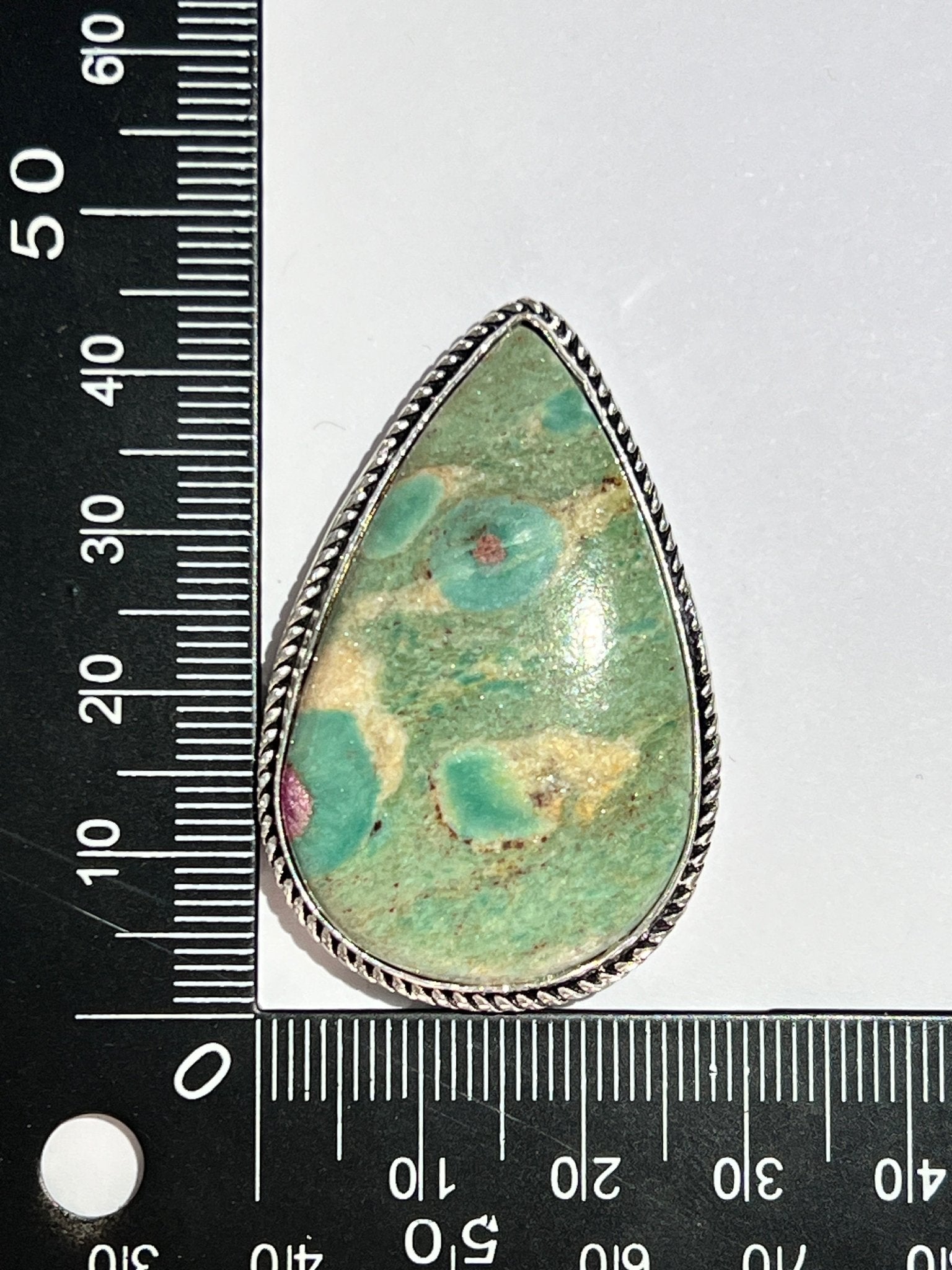 Rubis Fuschite sertie argenté n°A1 (4,5 cm x 2,9cm) - Solyluna Macramé