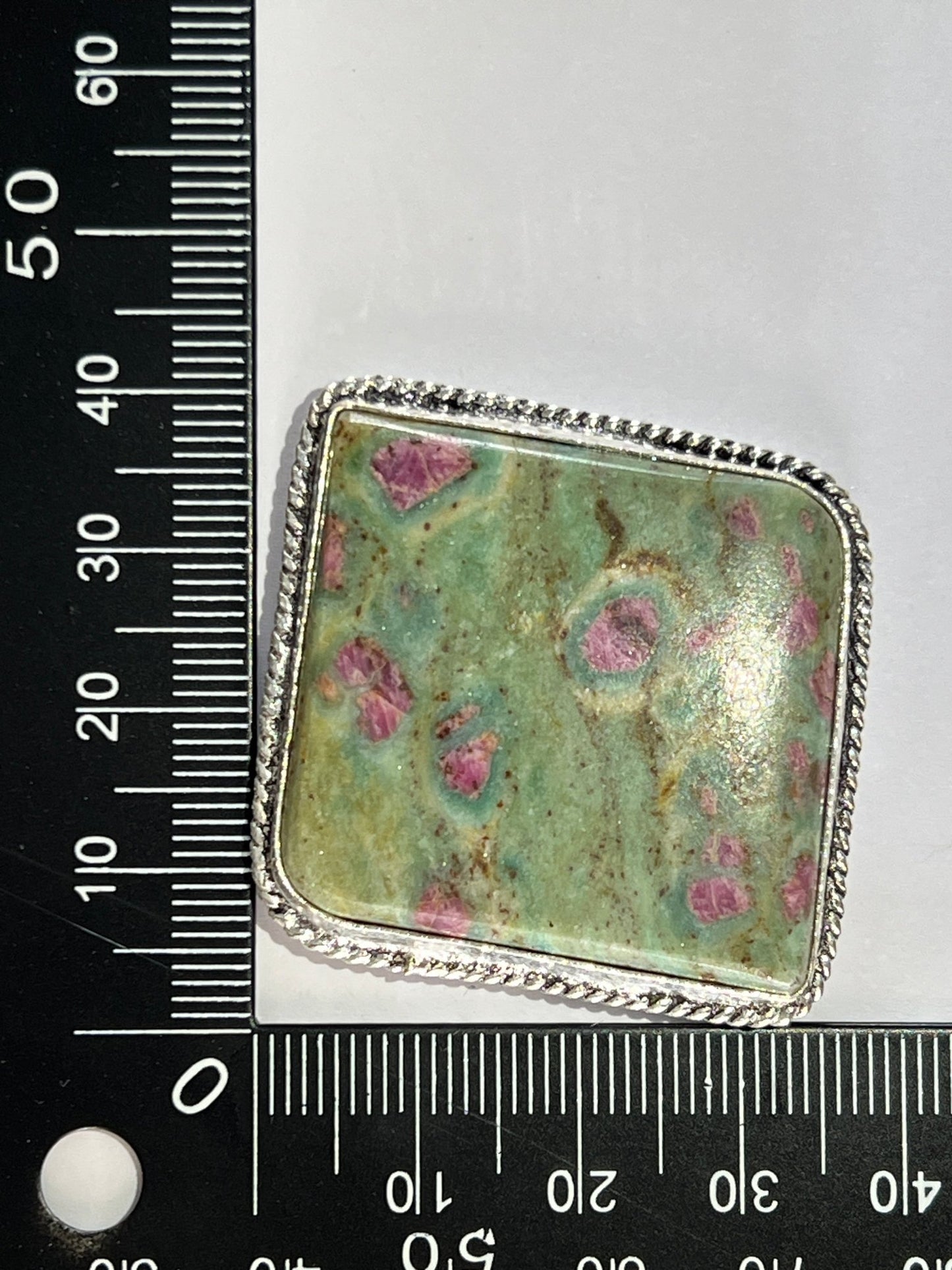 Rubis Fuschite sertie argenté n°A4 (4,9cm x 4,4cm) - Solyluna Macramé