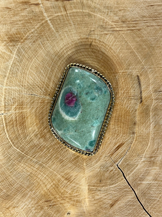 Rubis Fuschite sertie doré n°D2 (3,4cm x 2,2cm) - Solyluna Macramé