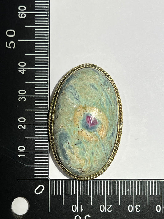 Rubis Fuschite sertie doré n°D2 (4,1cm x 2,6cm) - Solyluna Macramé