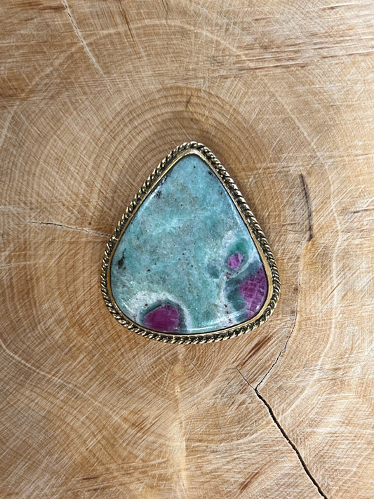 Rubis Fuschite sertie doré n°D3 (3cm x 2,7cm) - Solyluna Macramé
