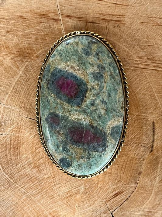 Rubis Fuschite sertie doré n°D3 (4,7cm x 3cm) - Solyluna Macramé
