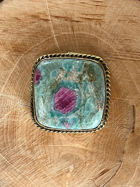 Rubis Fuschite sertie doré n°D4 (2,9cm x 2,9cm) - Solyluna Macramé