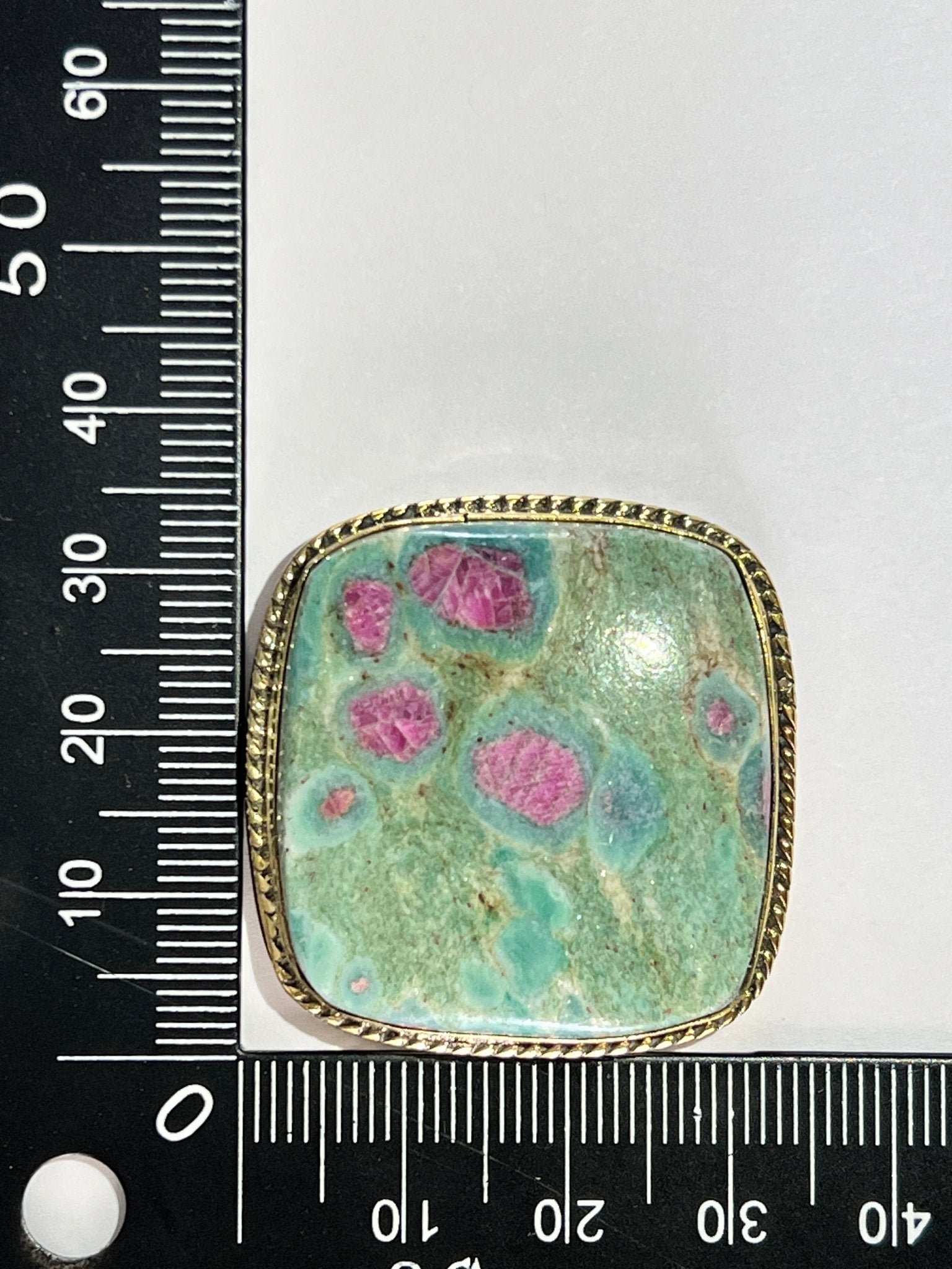 Rubis Fuschite sertie doré n°D4 (3,4cm x 3,4cm) - Solyluna Macramé