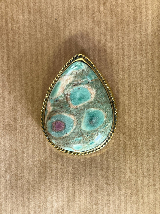 Rubis Fuschite sertie doré n°D4 (3,6cm x 2,8cm) - Solyluna Macramé