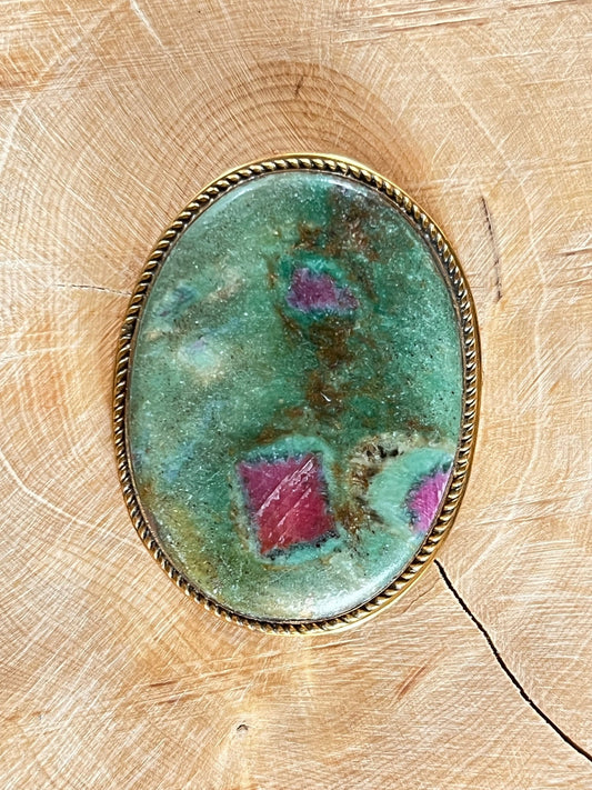 Rubis Fuschite sertie doré n°D4 (4,6cm x 3,6cm) - Solyluna Macramé
