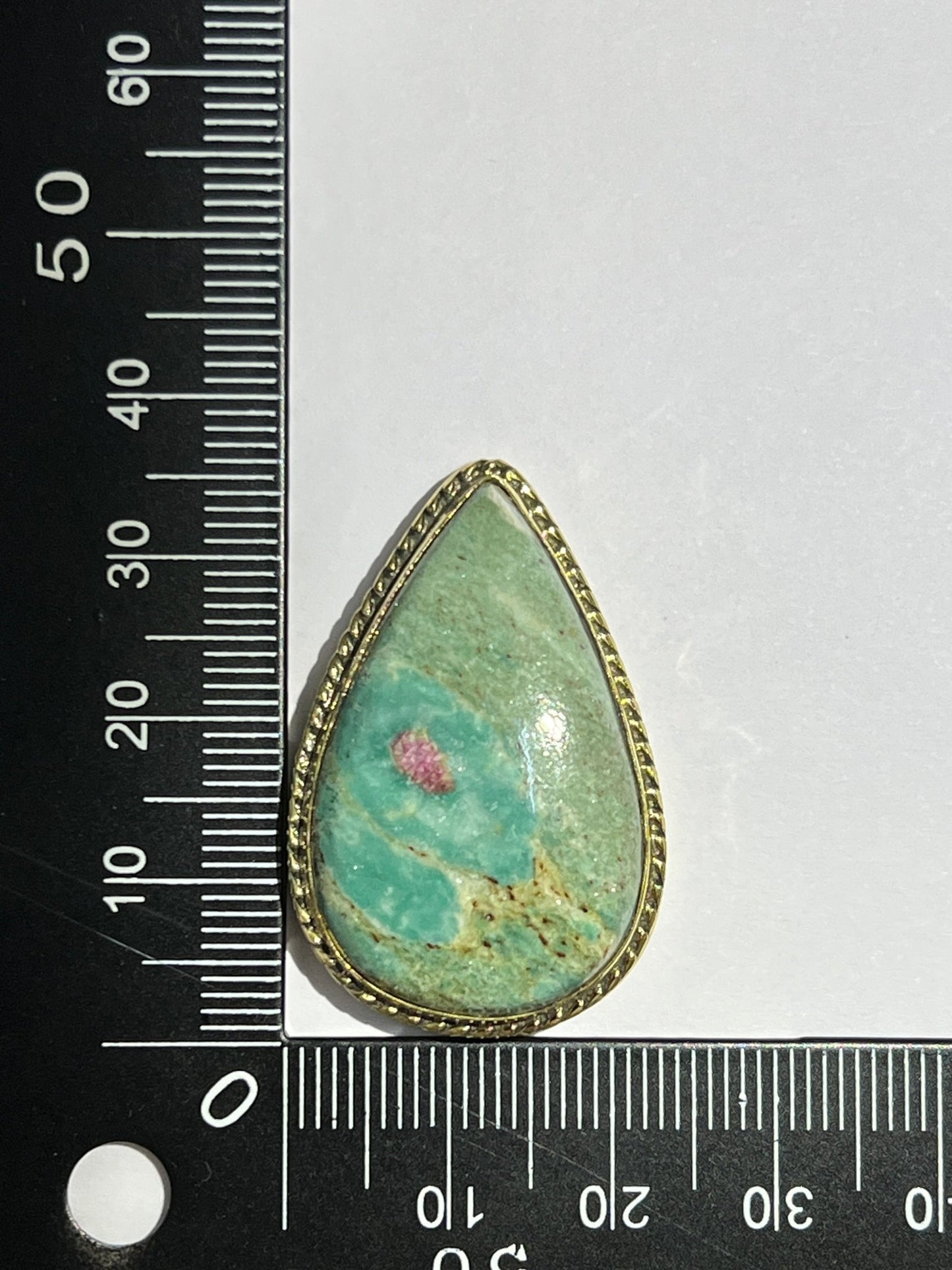 Rubis Fuschite sertie doré n°D5 (3,6cm x 2,4cm) - Solyluna Macramé