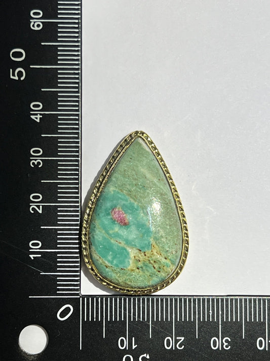 Rubis Fuschite sertie doré n°D5 (3,6cm x 2,4cm) - Solyluna Macramé