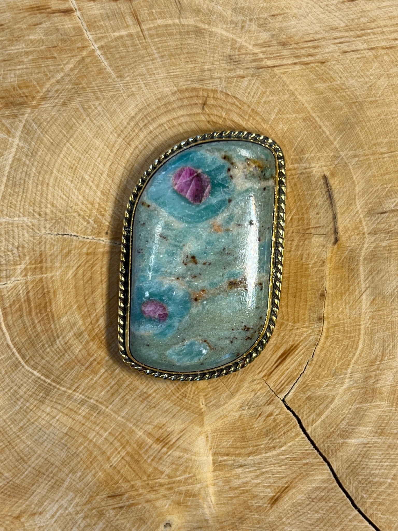 Rubis Fuschite sertie doré n°D5 (3,7cm x 2,3cm) - Solyluna Macramé