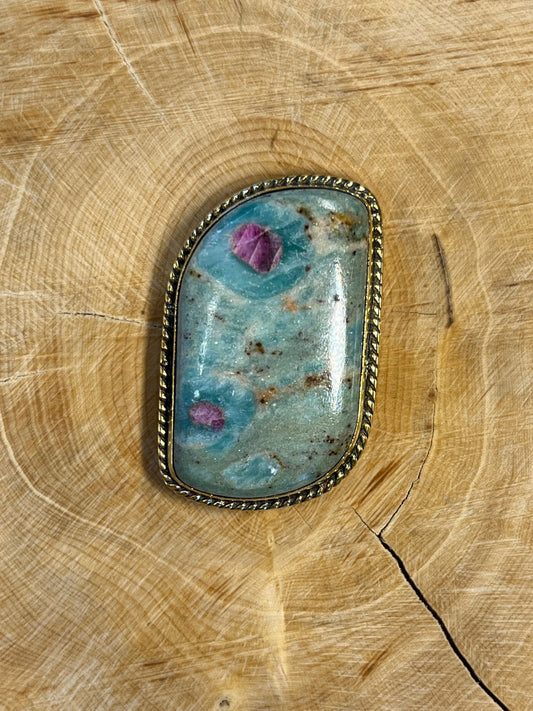 Rubis Fuschite sertie doré n°D5 (3,7cm x 2,3cm) - Solyluna Macramé