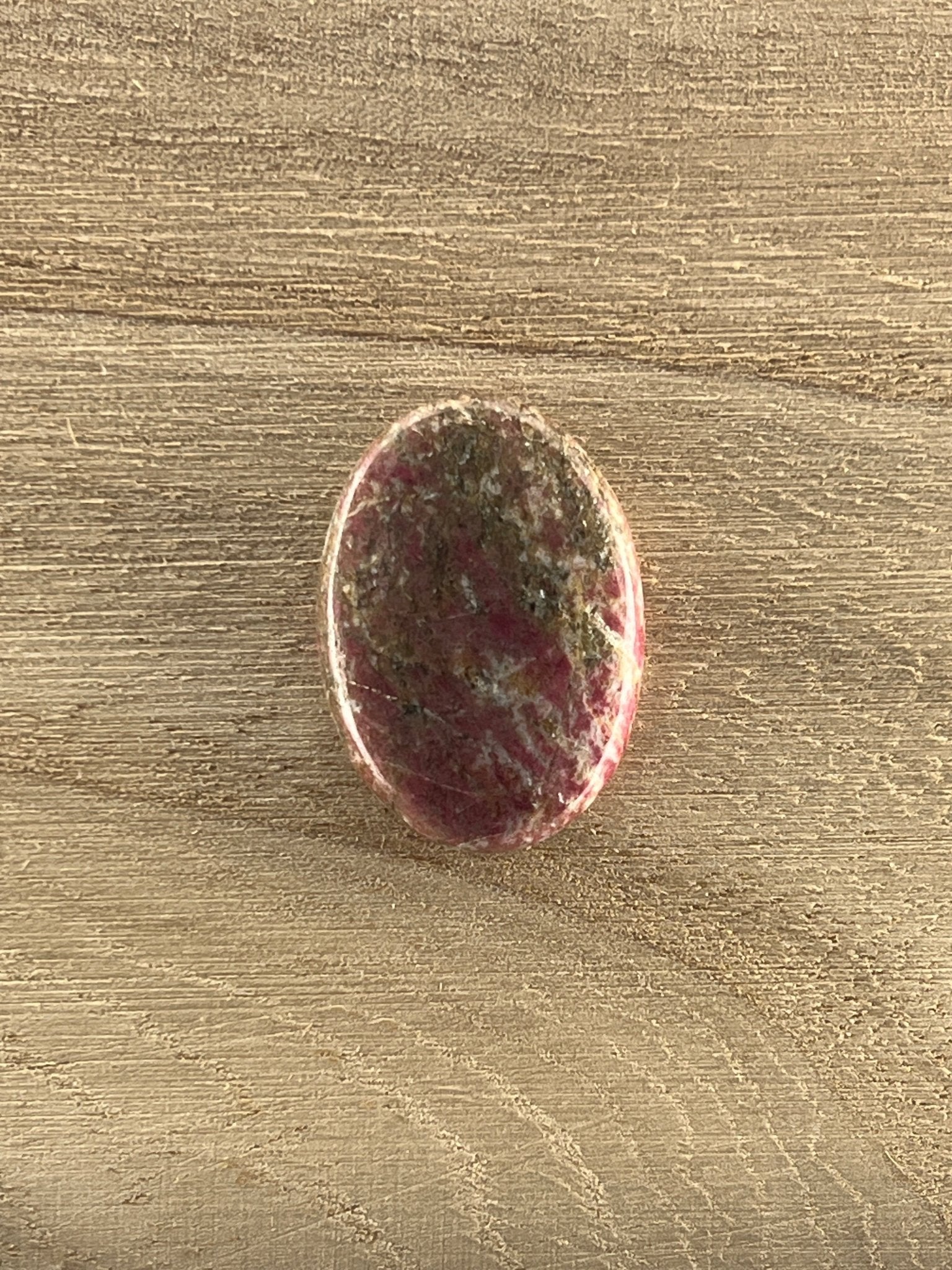 Thulite n°1 (2,6cm x 1,8cm) - Solyluna Macramé