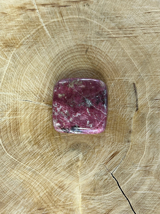 Thulite n°1 (2cm x 2cm) - Solyluna Macramé