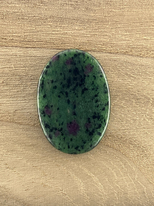 Zoïsite Rubis n°2 (3,6cm x 2,6cm) - Solyluna Macramé