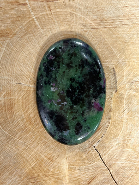 Zoïsite Rubis n°2 (4,4cm x 3cm) - Solyluna Macramé
