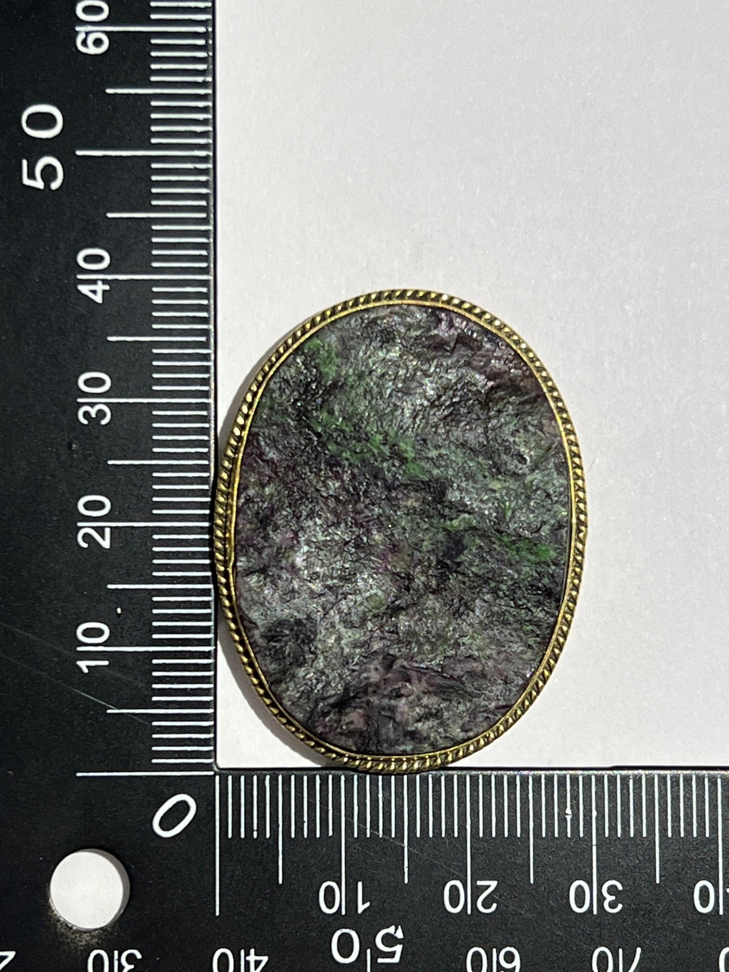 Zoïsite Rubis sertie doré n°D1 (3,7cm x 2,8cm) - Solyluna Macramé