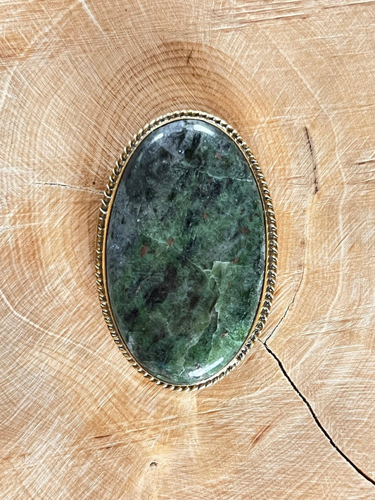Zoïsite Rubis sertie doré n°D1 (4,1cm x 2,7cm) - Solyluna Macramé